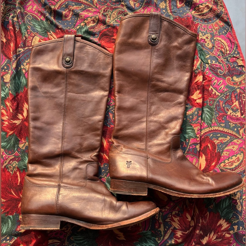 Vintage pull on Frye Melissa boots.